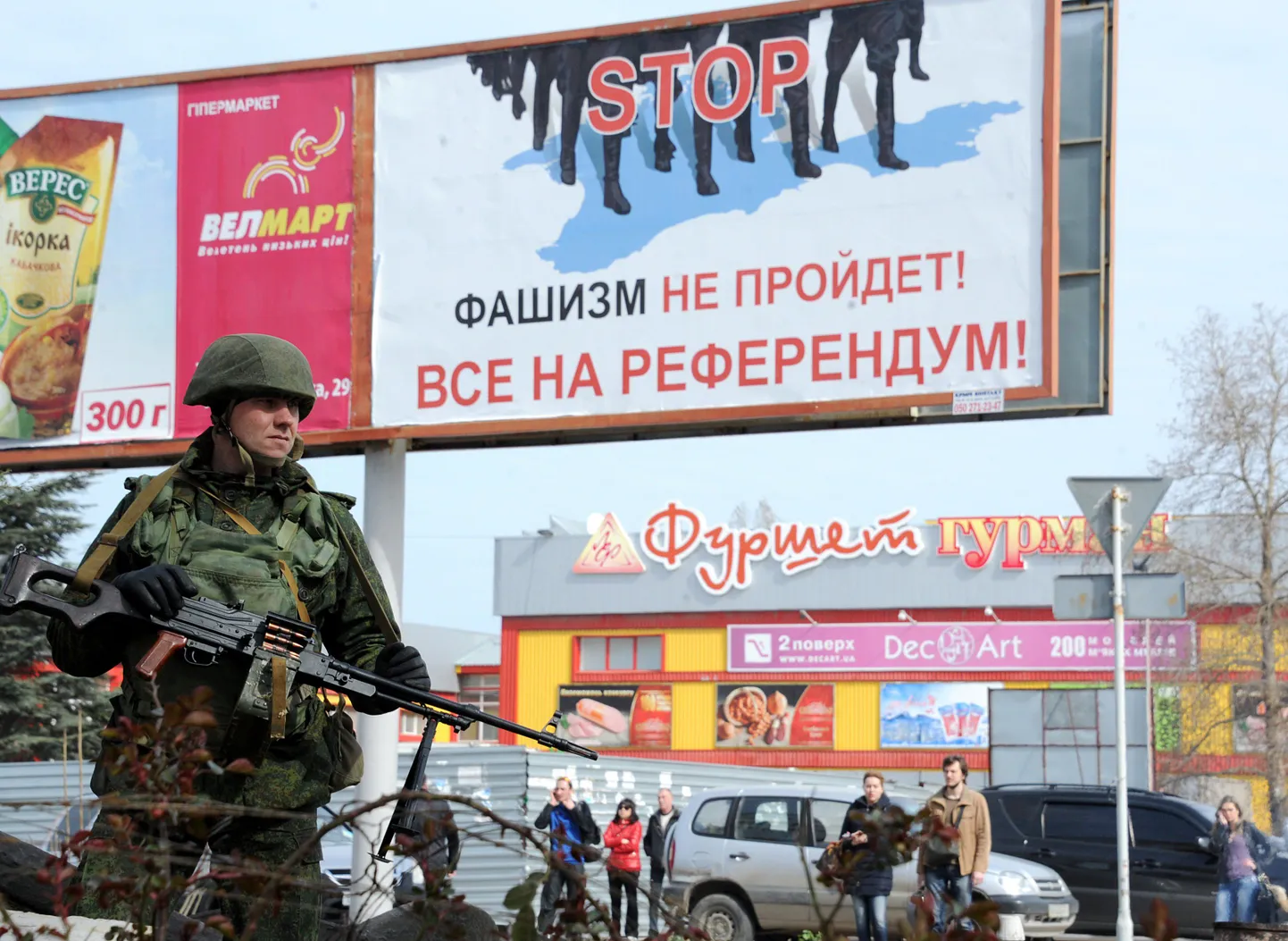 Vene sõdur patrullib Sevastopolis «referendumile» kutsuva plakati juures.