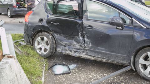 Фото, видео: в Ласнамяэ столкнулись два автомобиля, у одного из водителей не было прав 