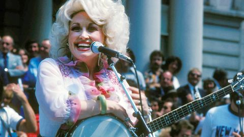DOLLY PARTON 1946–2026 ⟩ Kantridiiva, kes elas suuremalt kui üheksast viieni