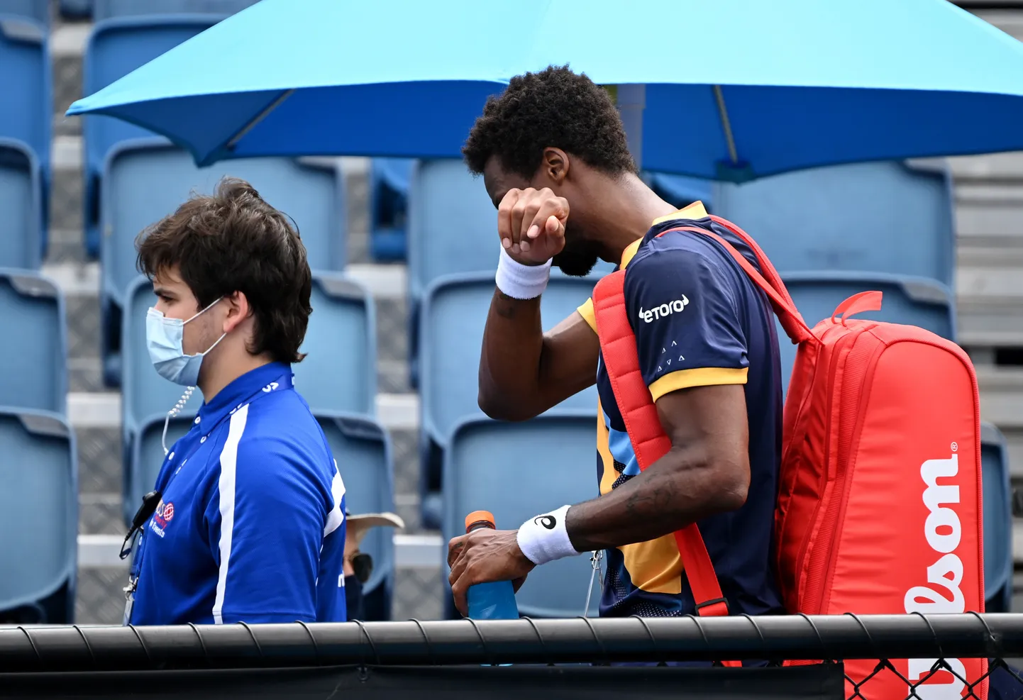 Prantslane Gael Monfils lahkus Melbourne`is toimuvalt Austraalia lahtistelt tennise meistrivõistlustelt pea norus.