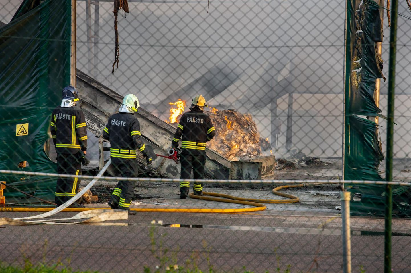 Seljametsas jäätmejaama angaari ja jäätmete süütamisest alguse saanud põlenguga tekkis üle 200 000 euro kahju.