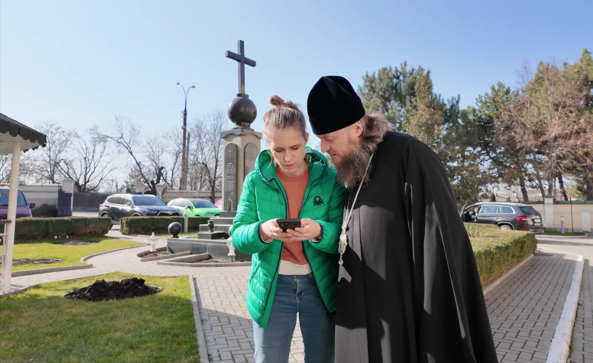 Paljud Moldova preestrid on väga sotsiaalmeediateadlikud. Näiteks foto Eesti ajakirjanike külaskäigust on Moldova õigeusu kiriku vikaari Ioan Moșneguțu ühismeedialehtedel üleval veel enne, kui ajakirjanikud arvuti avada jõuavad. Nii käib kirikute võitlus suuresti ka sotsiaalmeedias.
