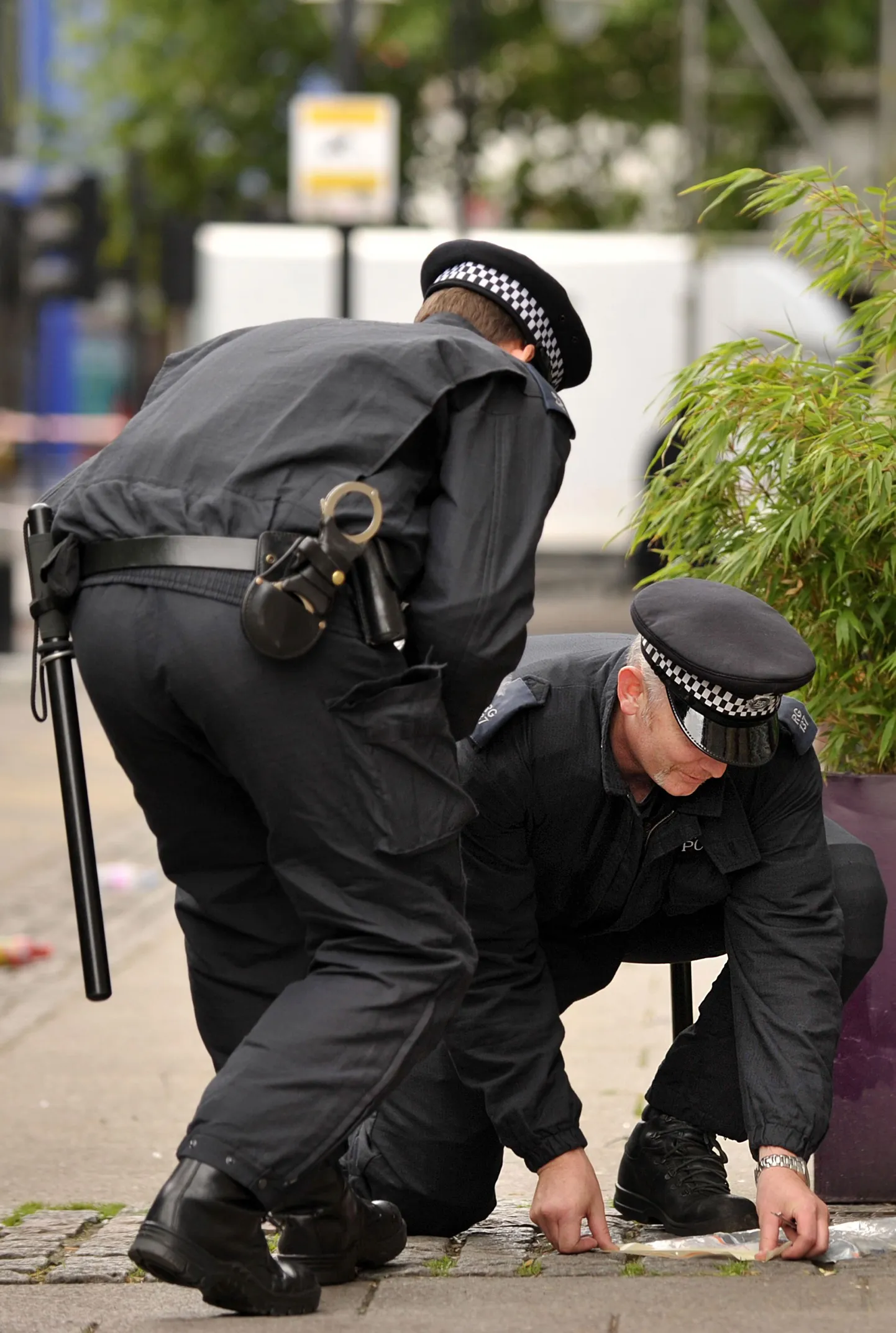 Сотрудники британской полиции собирают улики на месте погромов