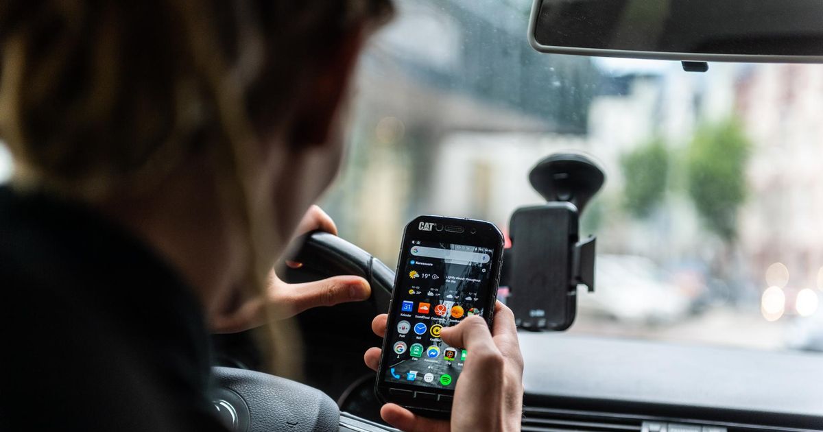 Разрешается водителю пользоваться телефоном во время движения. Телефон во время путешествия.
