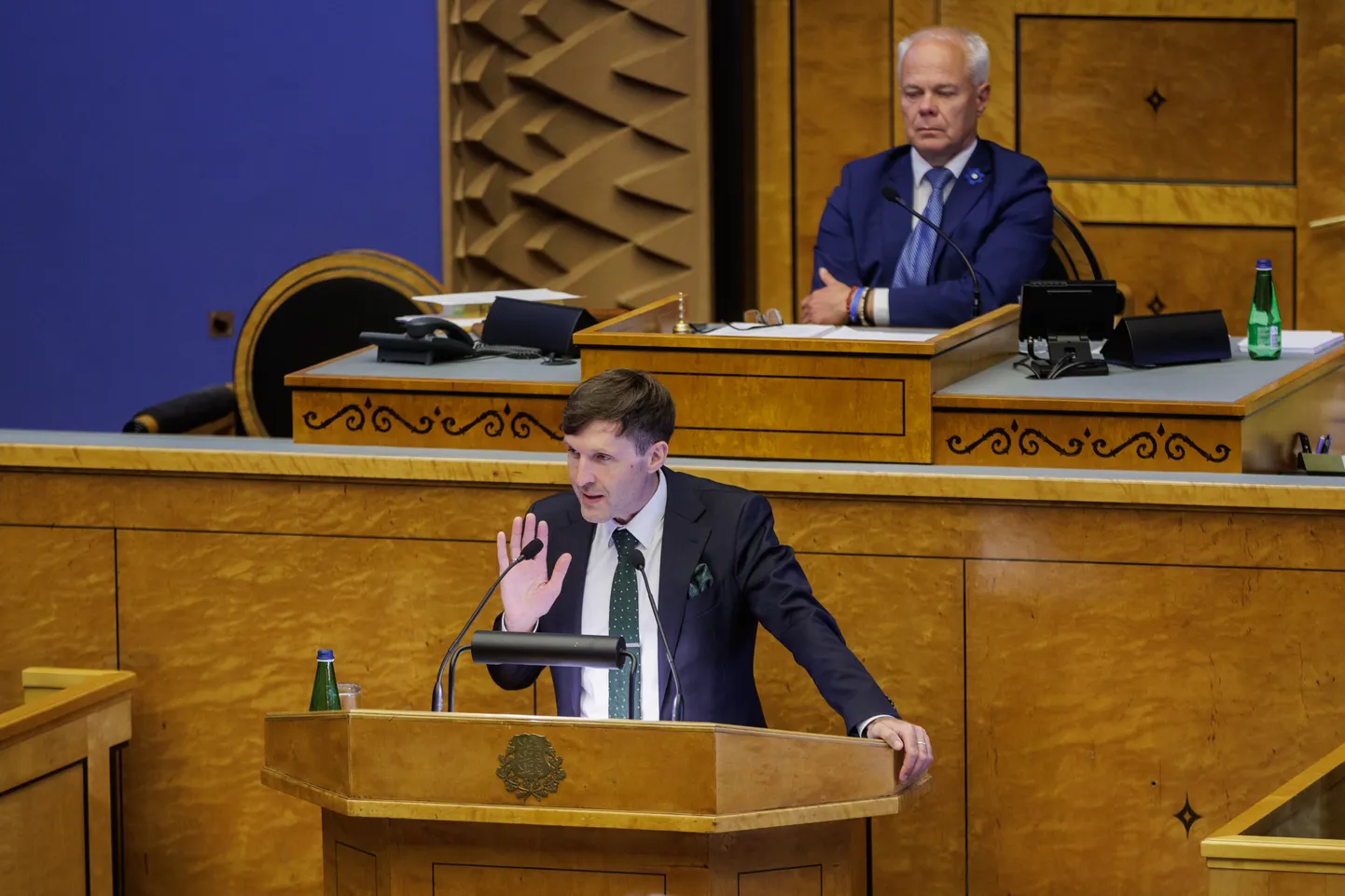 Ööistung riigikogus 14. juunil 2023. Kõnepuldis on Martin Helme.