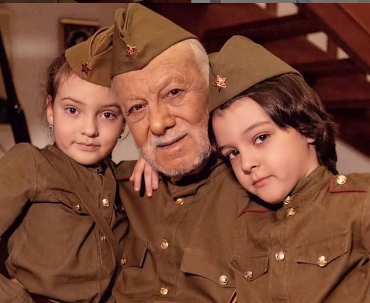 Бедрос Киркоров поздравляет с Днем Победы вместе с внуками Аллой-Викторией и Мартином.