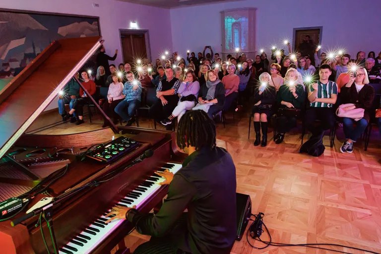 Laupäeval esines Narva raekoja saalis Prantsusmaa pianist ja laulja Grégory Privat.
