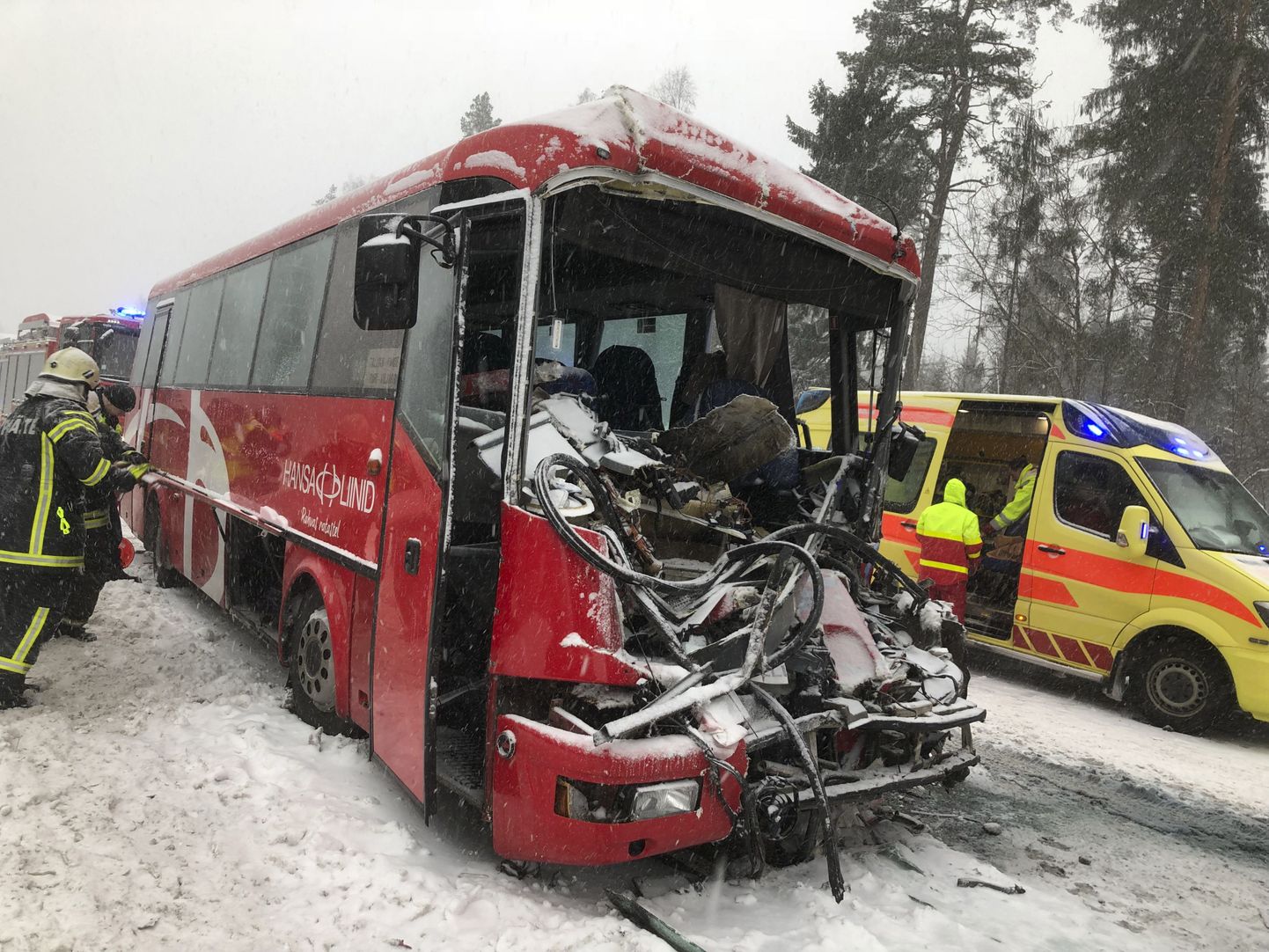 Veokile tagant otsa sõitnud bussis sai juht nii raskelt viga, et suri haiglas.