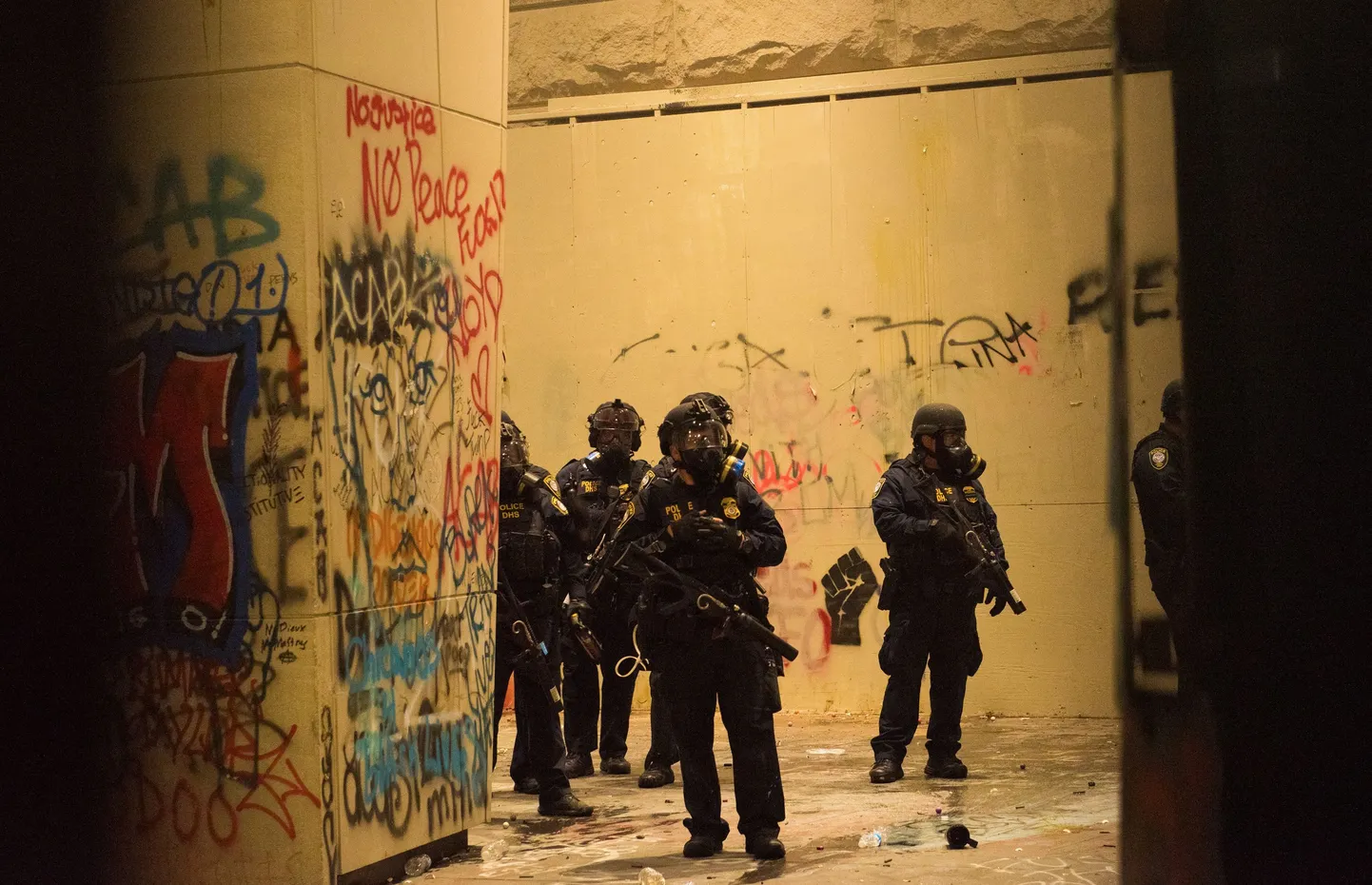Föderaalpolitsei ohvitserid valvavad Portlandi kesklinnas Mark O. Hatfieldi nimelist föderaalkohtu hoonet, mille on täis sodinud ja mida rüüstanud politseivägivalla vastu protestivad meeleavaldajad.