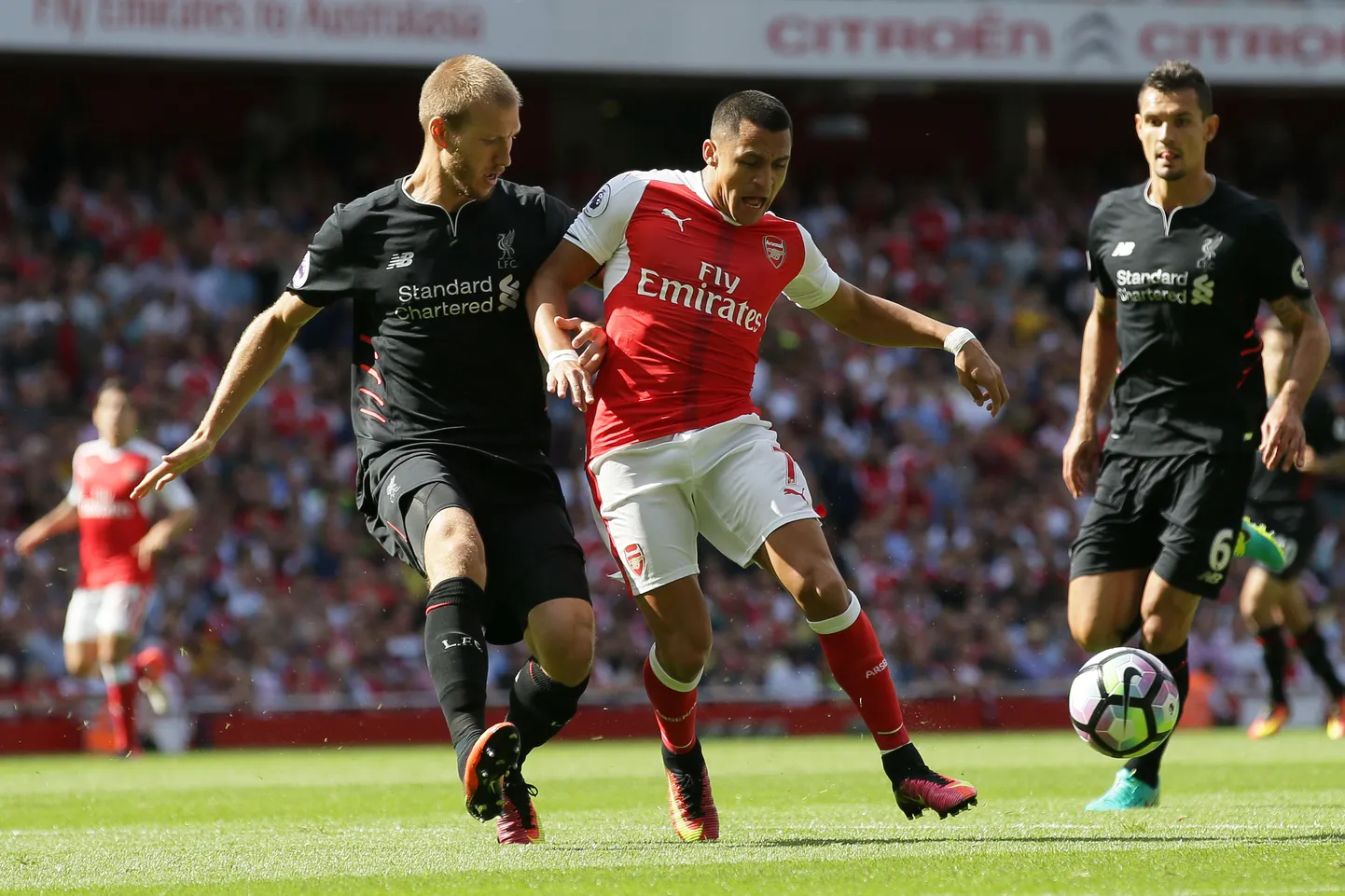 Liverpooli ja Arsenali kohtumine. Ragnar Klavan (vasakul) võitleb Alexis Sancheziga.
