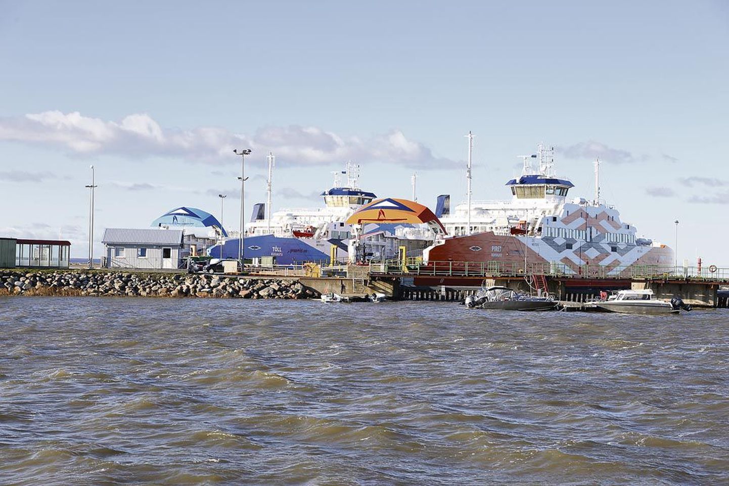 Parvlaevad Piret ja Suur Tõll Virtsu sadamas.