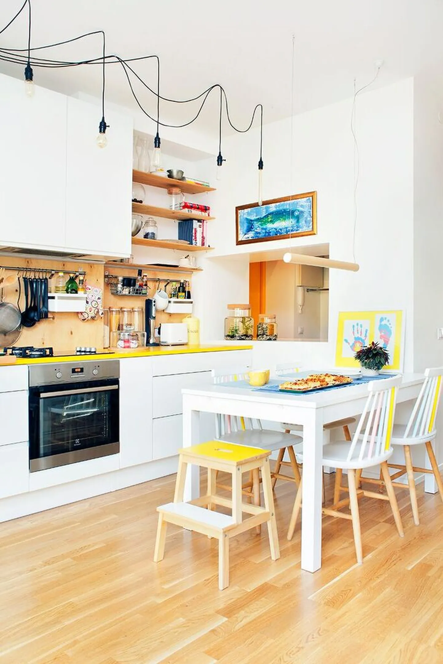 Söögilaua kohal on isetehtud leedlamp, mille valmistamisel kasutati postitustoru. Paljud sisustusdetailid ja osa mööblist on IKEA-st, söögilauatoolid aga Made emalt, kes need kunagi ostis, ent kasutusele ei võtnudki.