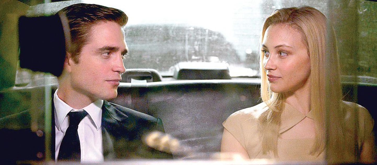 Finantsgeenius Eric Packeri (Robert Pattinson) ja tema abikaasa Elise (Sarah Gadon) ultramoodne limusiini-romantika.