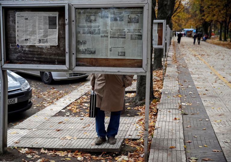 Moldova. Mees loeb hommikusi ajalehti. 