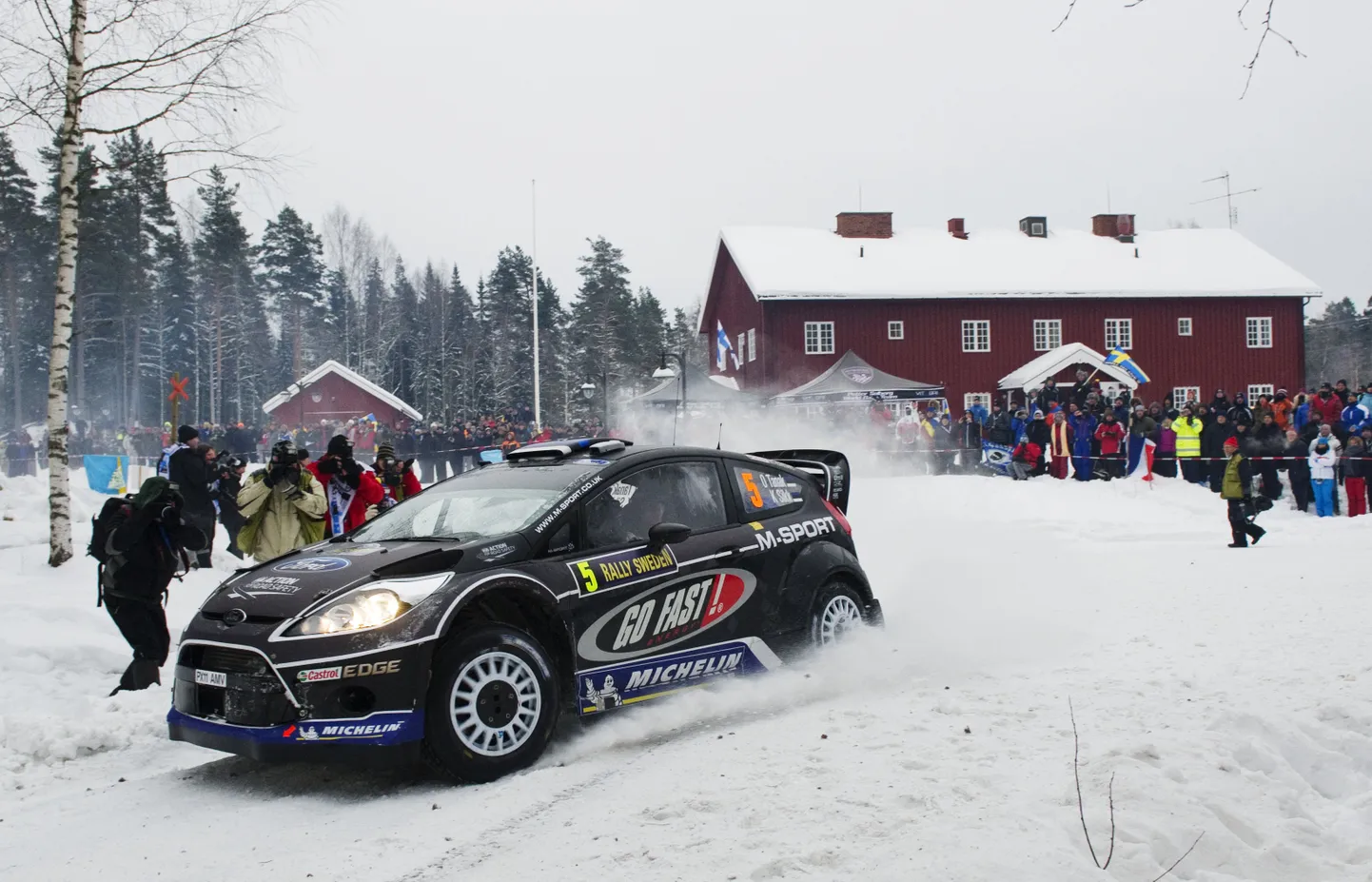 Ott Tänak ja Kuldar Sikk 2012. aasta Rootsi rallil, kui võideti 32-meetrise hüppega Colin's Cresti õhulennuauhind. Võistlus tuli toona mootoriprobleemide tõttu katkestada.