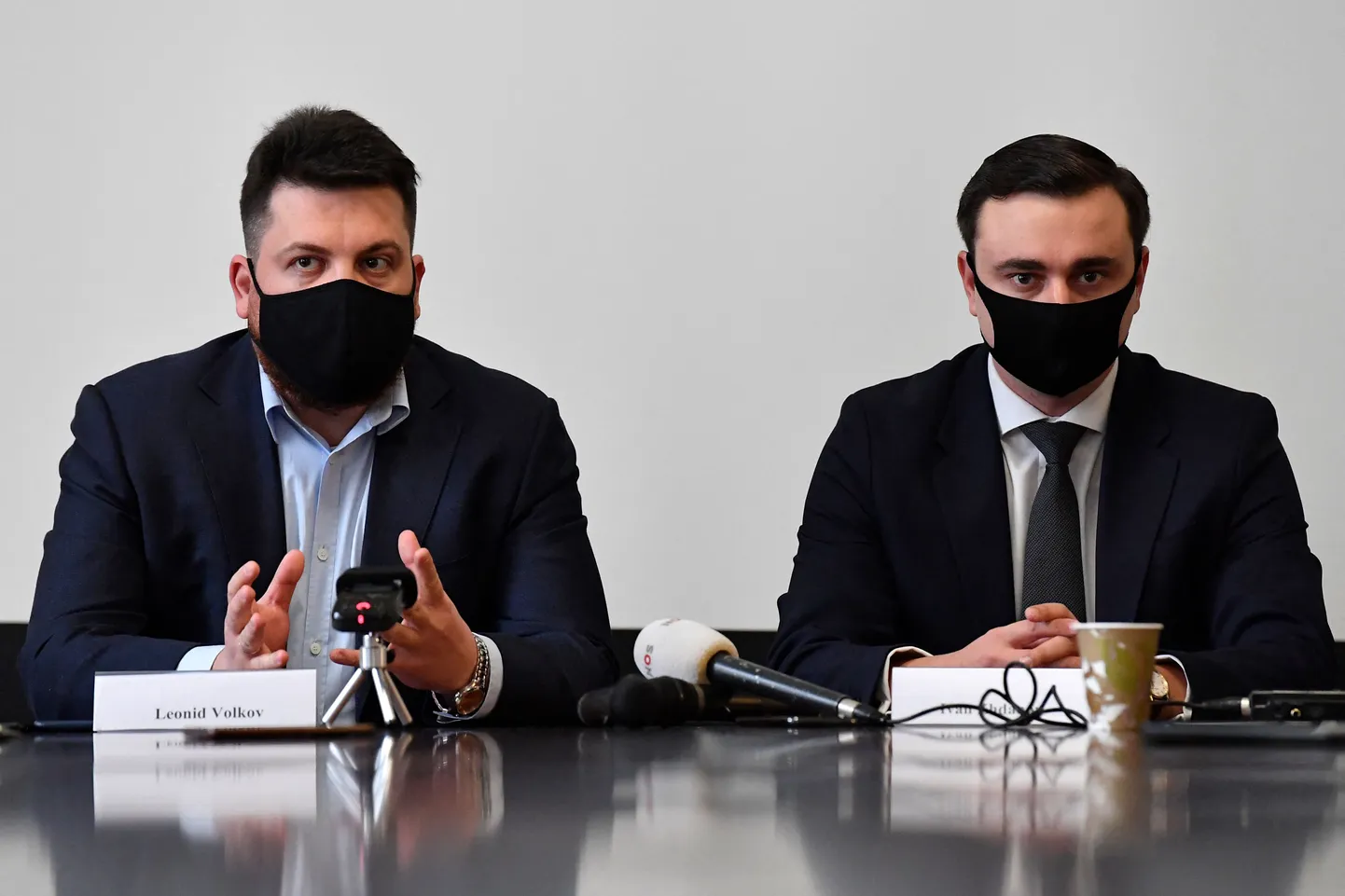 Leonid Volkov (vasakul) ja Ivan Ždanov pressikonverentsil Leedu saatkonnas Brüsselis.