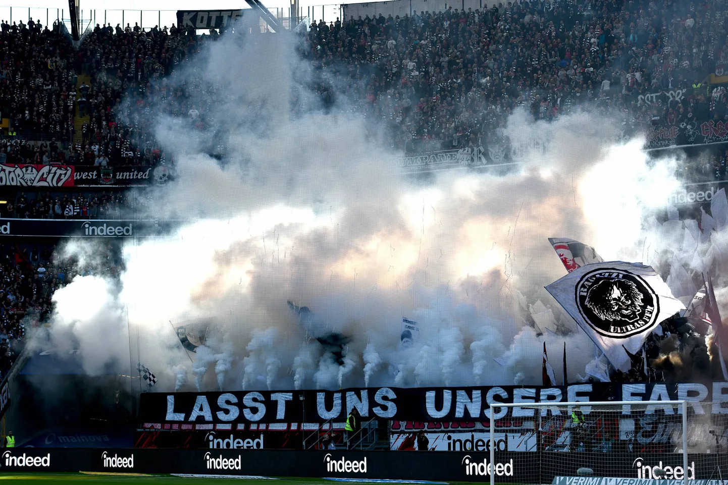 Eintrachti fännid mängul Mainzi vastu