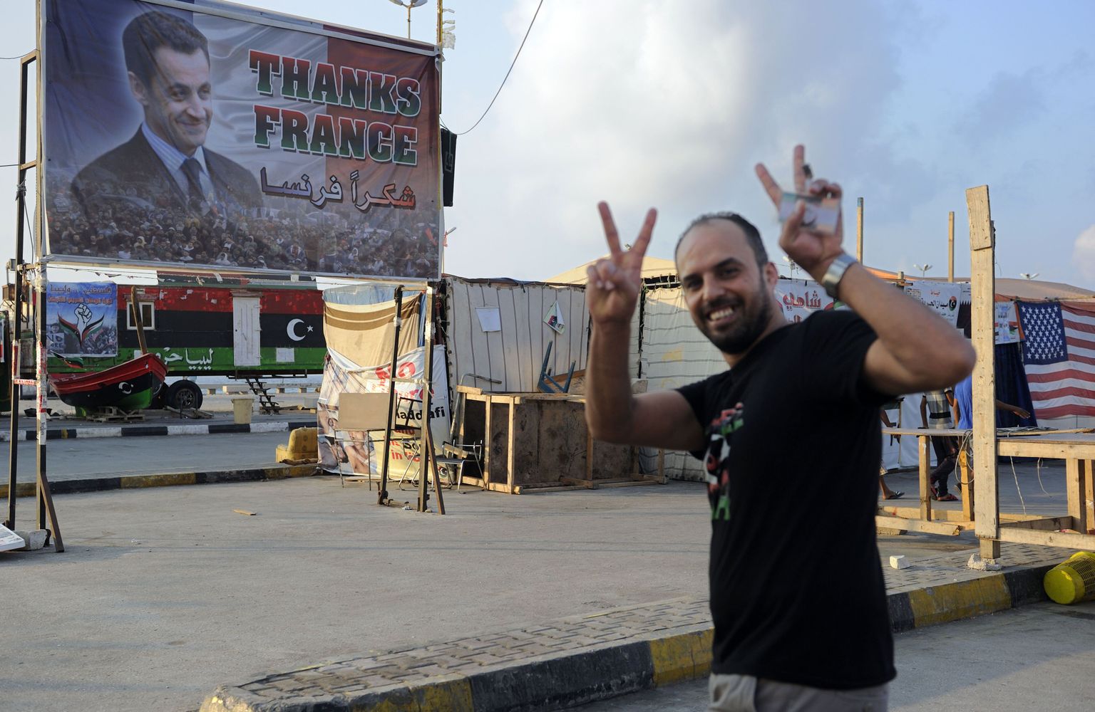 «Aitäh Prantsusmaa,» kuulutab plakat Liibüa ülestõusnute tugipunkti Banghazi Vabaduse väljakul.