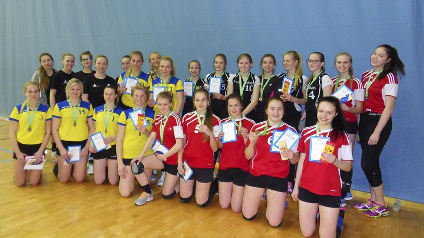 Koolide esivõistlustel võrkpallis osalesid Rakvere reaalgümnaasiumi, gümnaasiumi, Kadrina keskkooli ja Haljala gümnaasiumi neiud.
