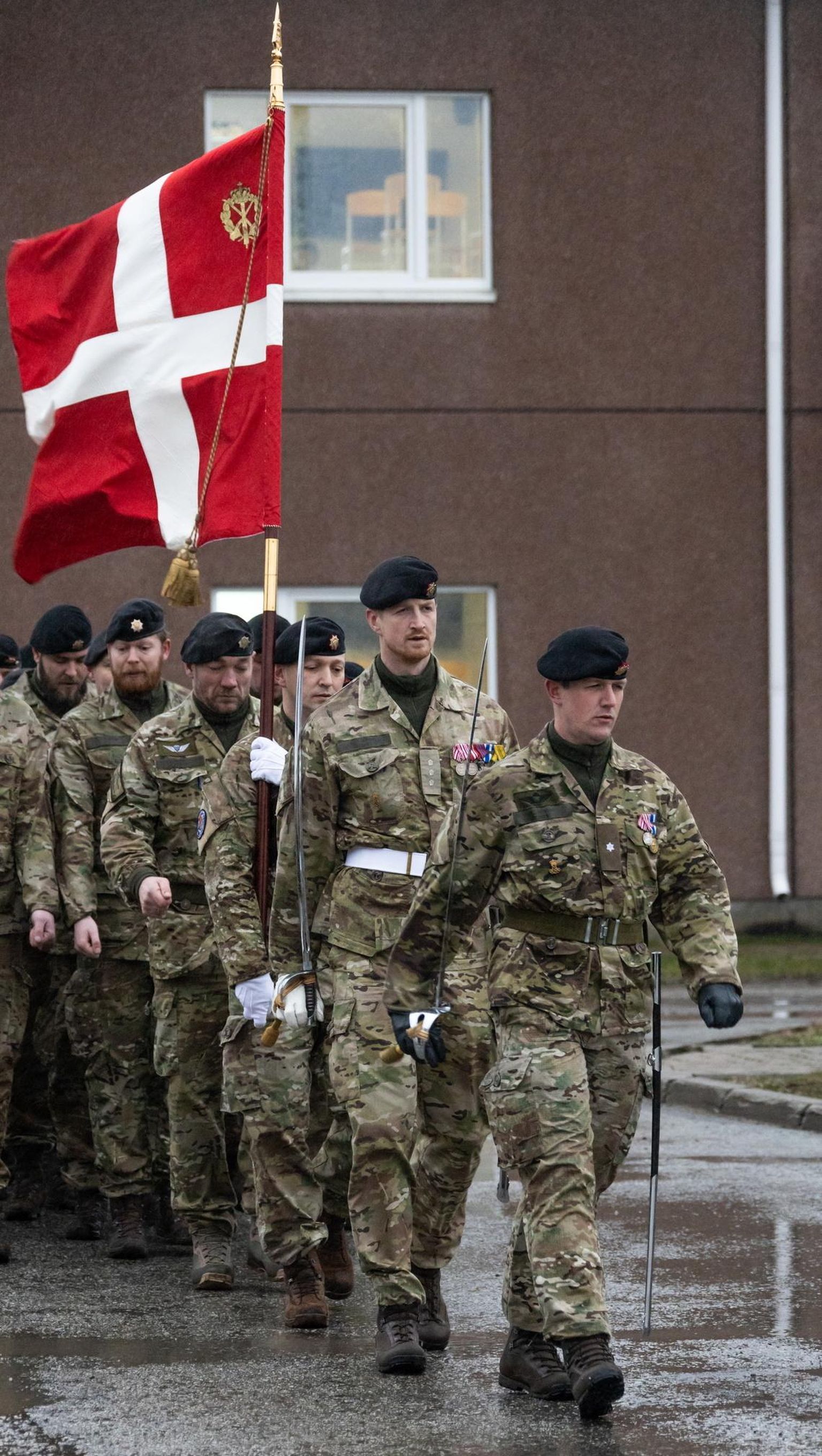 Täna hommikul Tapa linnakus peetud tseremoonial andis eelmise aasta kevadest liitlaste lahingugrupis teeninud Prantsuse kontingent vastutuse üle Taani kaitseväelastele.
