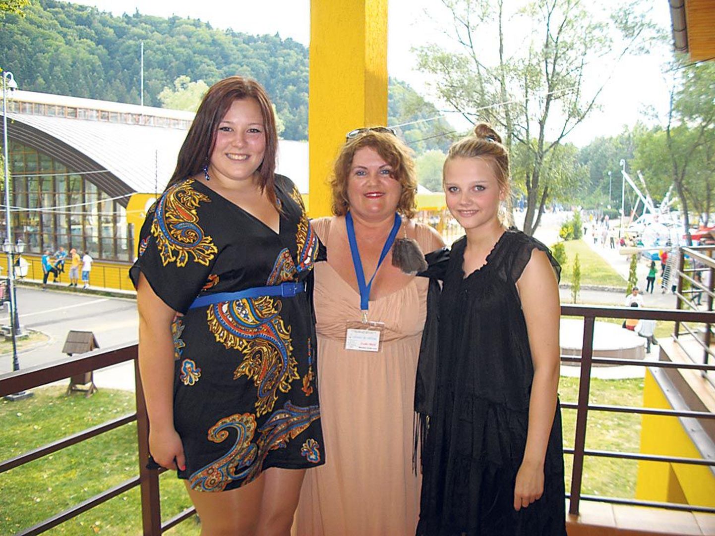 Endla Murd käis Rumeenias lauluvõistlusel Pärnu Kunstide majas õppivate Krisdelle Viljaku ja Liset Muhuga.
