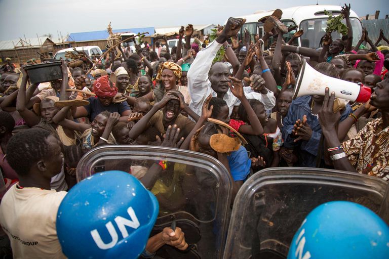 ÜRO rahuvalvajad ohjamas Kongo DV sisepõgenike meeleavaldust.
