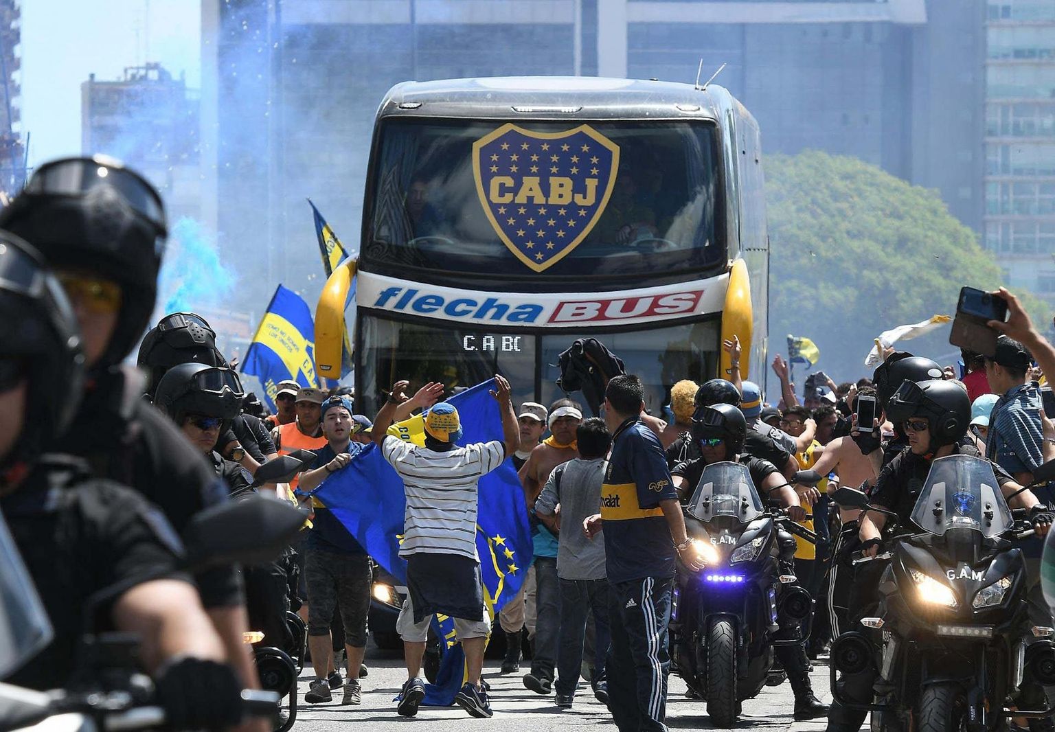 Boca Juniorsi meeskonna buss liigub läbi rahvamasside staadioni poole. 