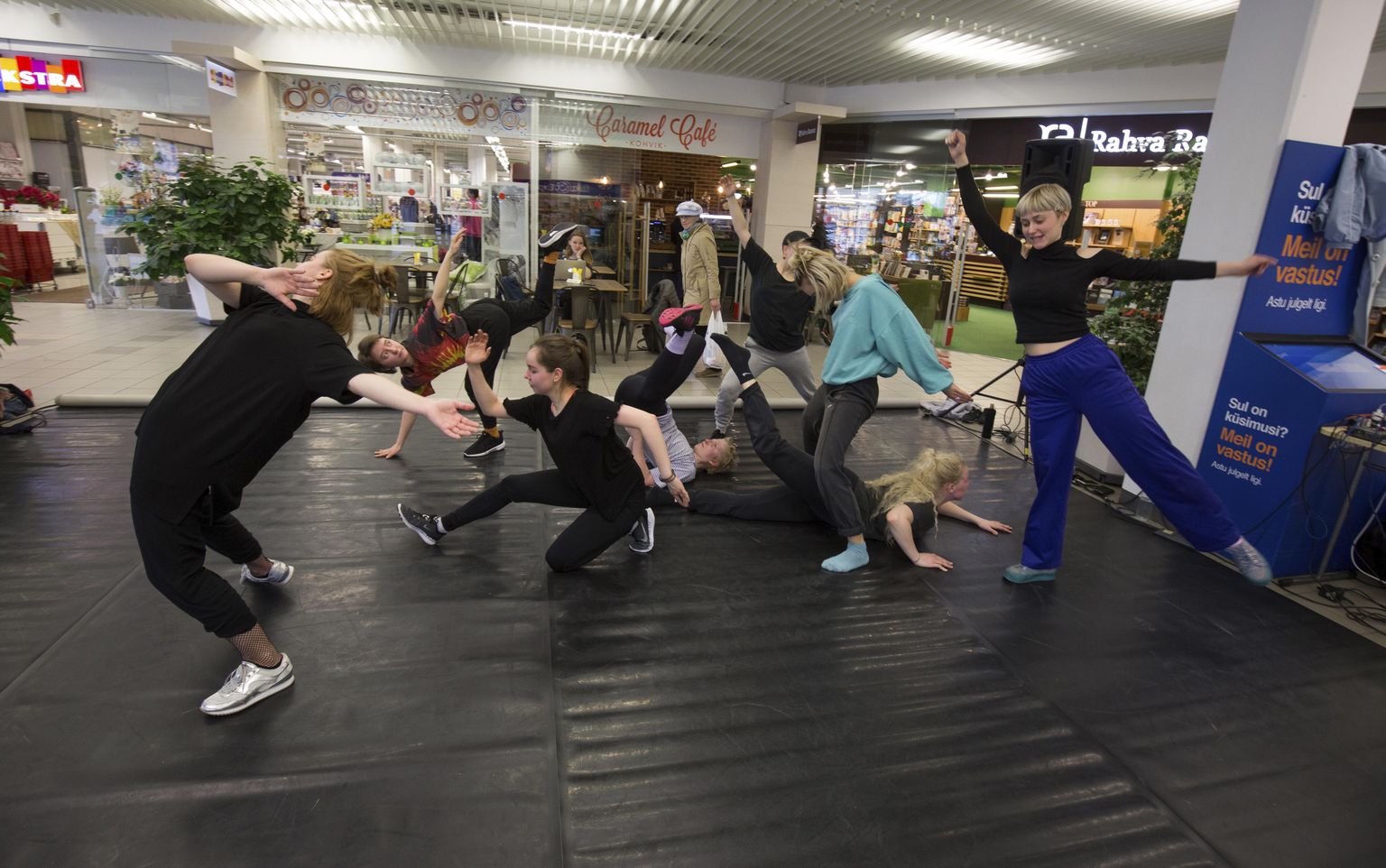 Kultuuriakadeemias tantsu õppivad noored tantsisid eile keset kaubanduskeskust jutti terve tööpäeva.