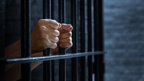 Latgalē brālim piespriež 14 gadus aiz restēm par mazās māsas seksuālu izmantošanu