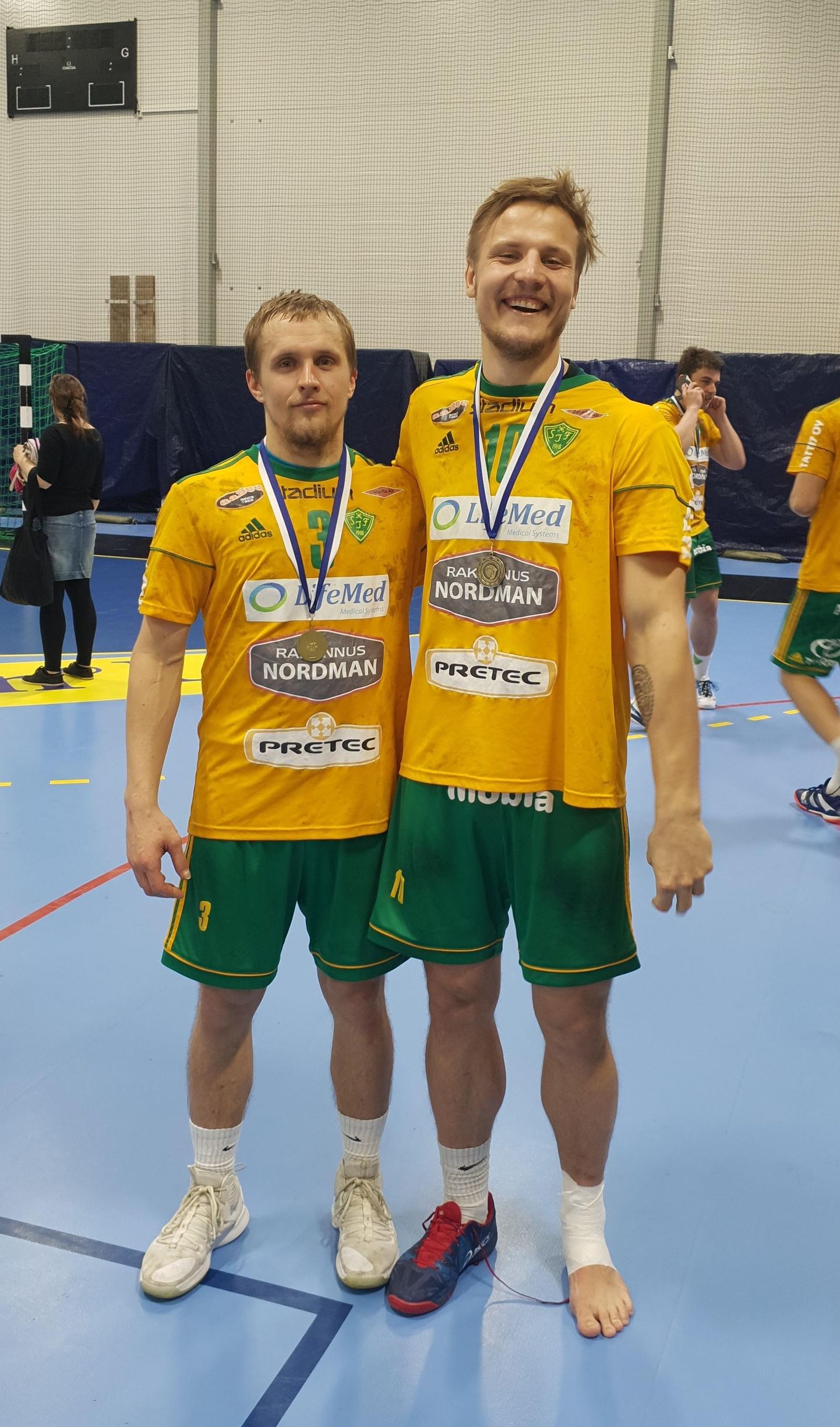 Laupäeval lõpetasid Soomes Siuntio IF-is leiba teenivad Viljandi käsipallikasvandikud Ott Varik (vasakul) ja Sten Maasalu hooaja pronksmedaliga.