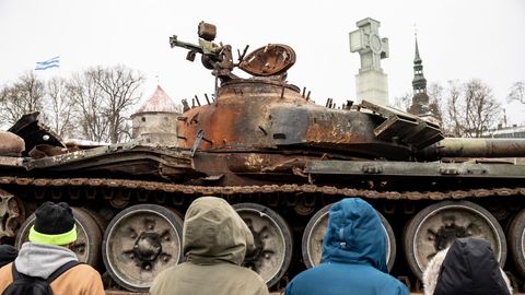 Полиция оштрафовала человека, отказавшегося забрать цветы с подбитого российского танка