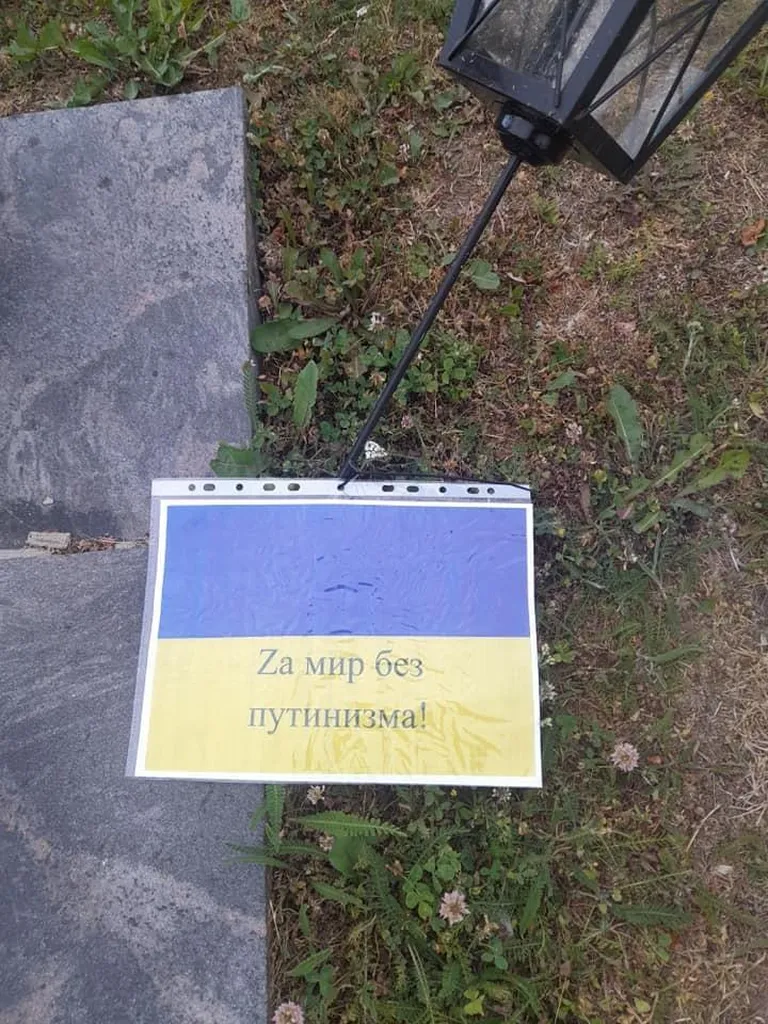 Monumedi juurest leitud Ukraina lipuvärvides paber, mis suure tõenäosusega oli sinna asetatud provokatsiooni eesmärgil.
