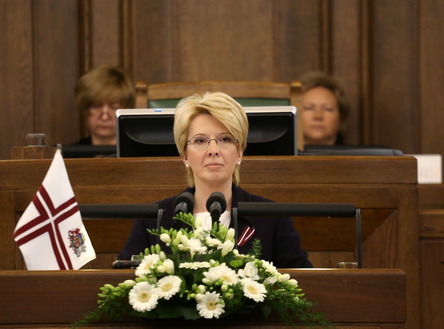 Saeimas priekšsēdētāja Ināra Mūrniece saka uzrunu Saeimas svinīgajā sēdē par godu Latvijas proklamēšanas 96.gadadienai.