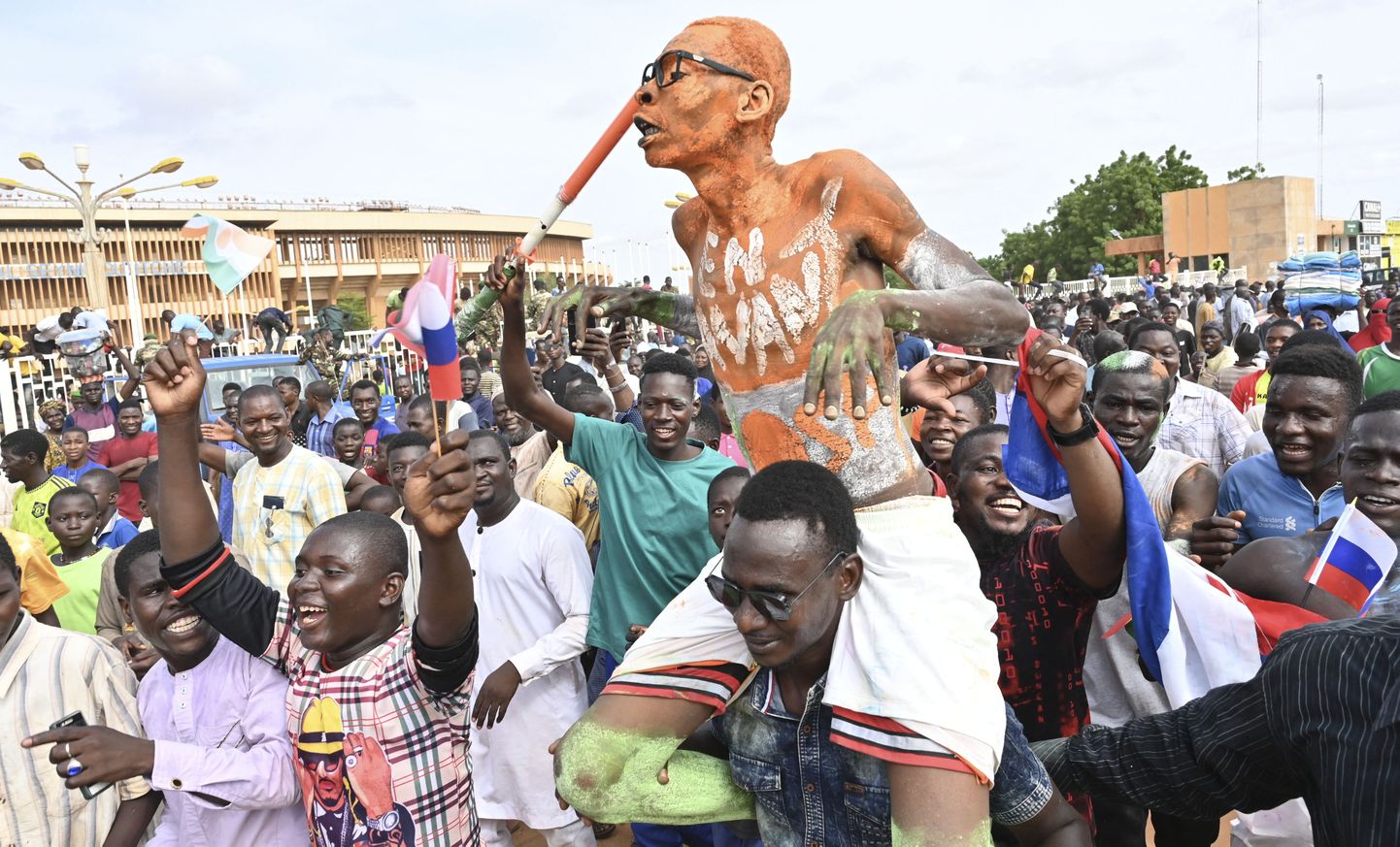Nigeri sõjaväelise riigipöörde toetajad kogunesid pühapäeval pealinna Niamey tänavatele.