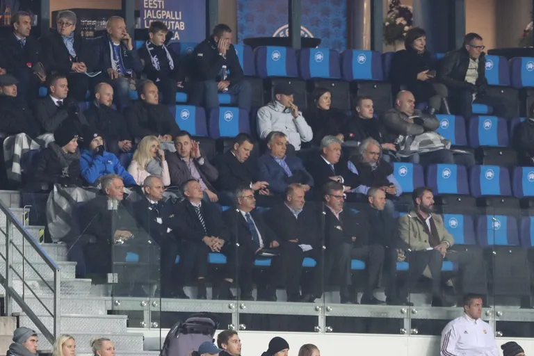 Ungari peaminister Viktor Orban istub Lilleküla staadioni VIP-tribüünil Eesti ametivenna Jüri Ratase vasakul käel.
