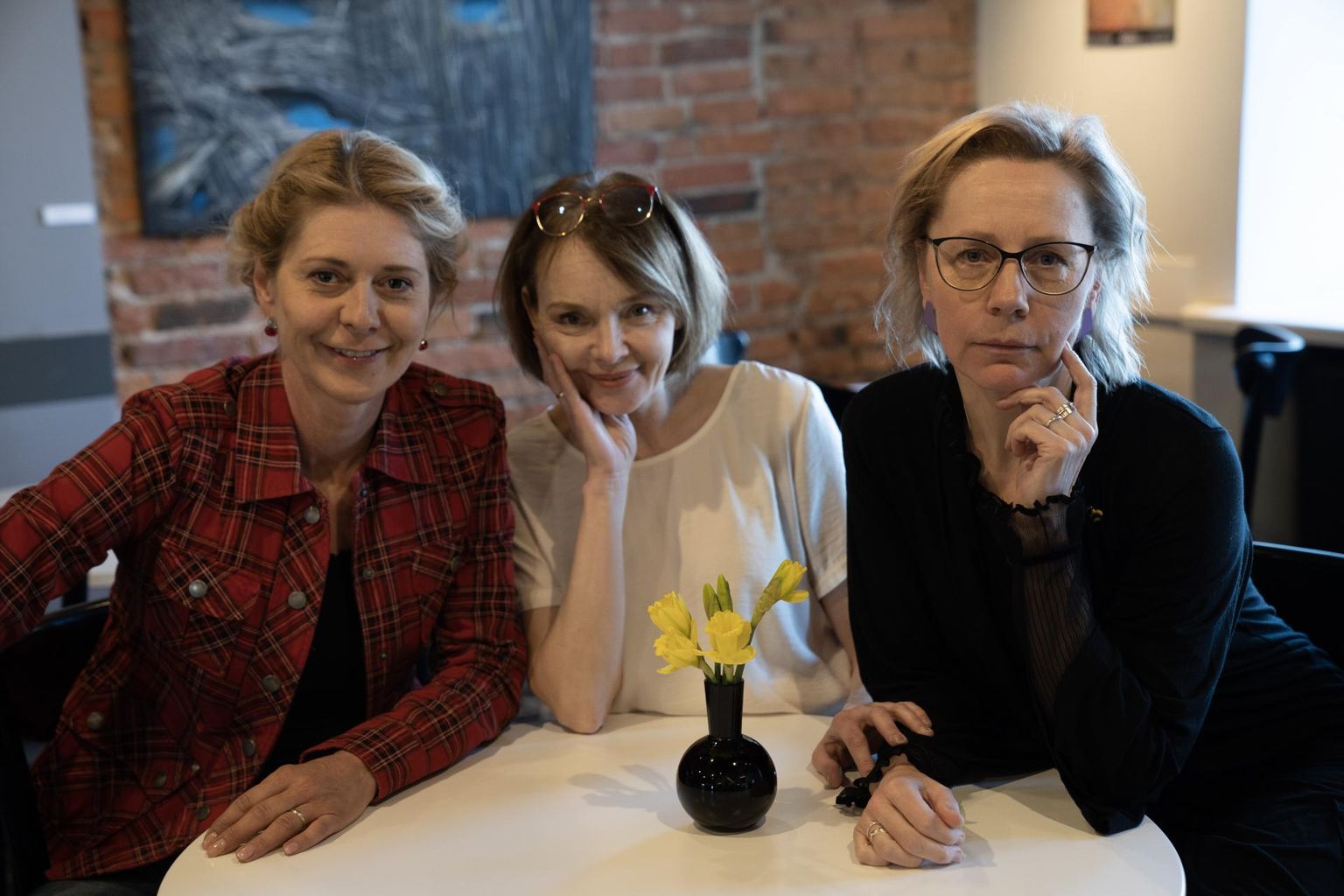 Ülle Lichtfeldt, Elina Reinold ja Tiina Mälberg "Di ja Viv ja Rose" proovis.