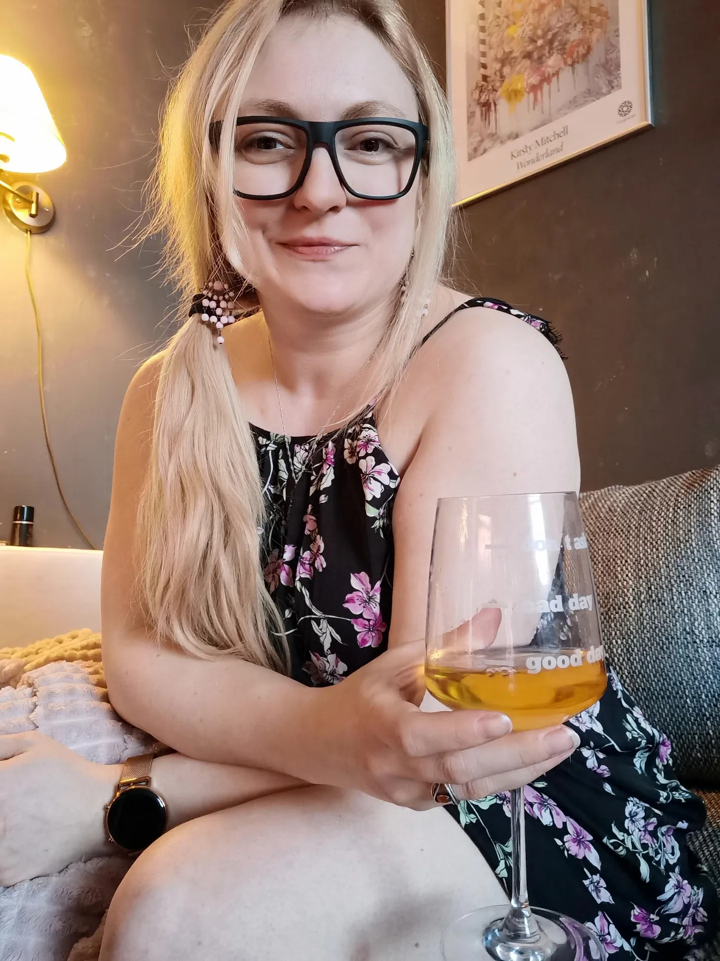 Dagmar ja pokaalike õuna-ebaküdoonia veini Valgejõe Valge. Ärge laske end petta – see kergelt sakris loo autor veinitas tegelikult uhkes üksinduses, foto jaoks hoidis telefoni veinipudel ja käima läks taimer.