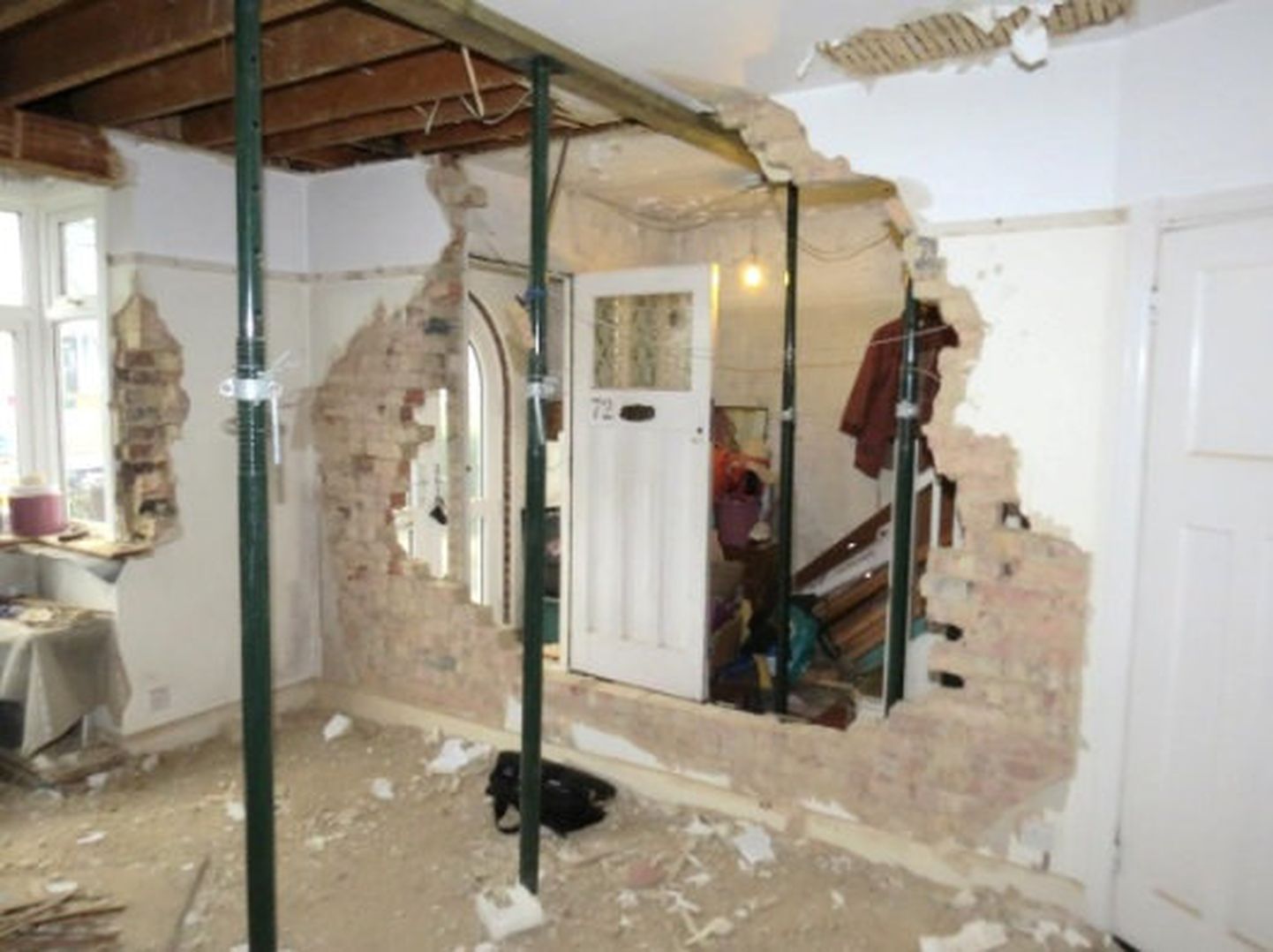 Petturitest ehitajate lõksu sattunud vanapaari kodus korraldati täielik hävitustöö.