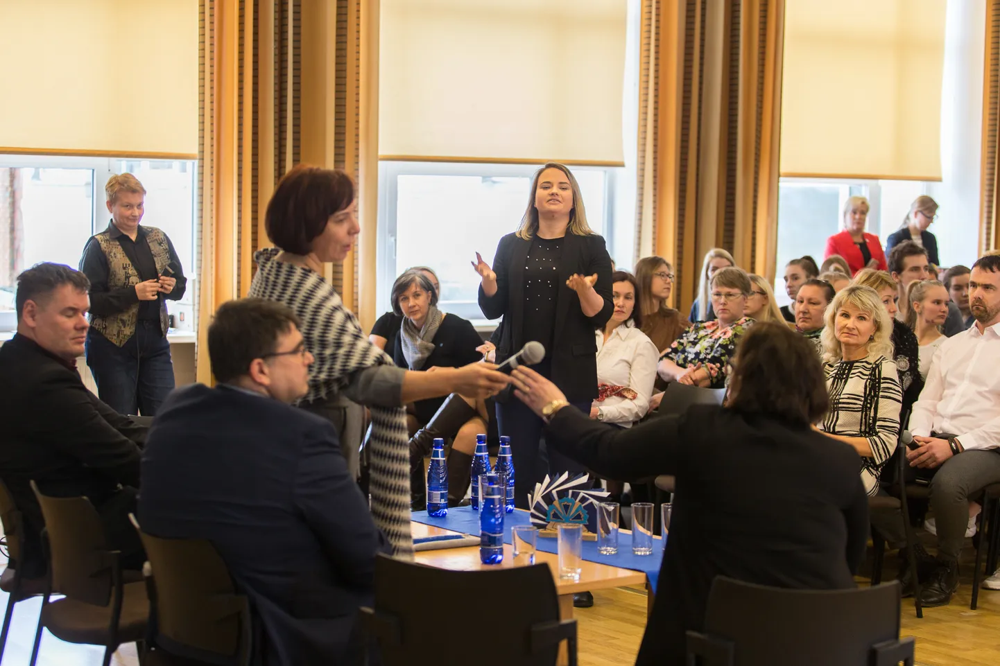 Kohtla-Järve Järve gümnaasiumi koolipere kohtumine haridus- ja teadusminister Mailis Repsiga, kus ministrilt nõuti eestikeelse gümnaasiumi säilitamist linnas.