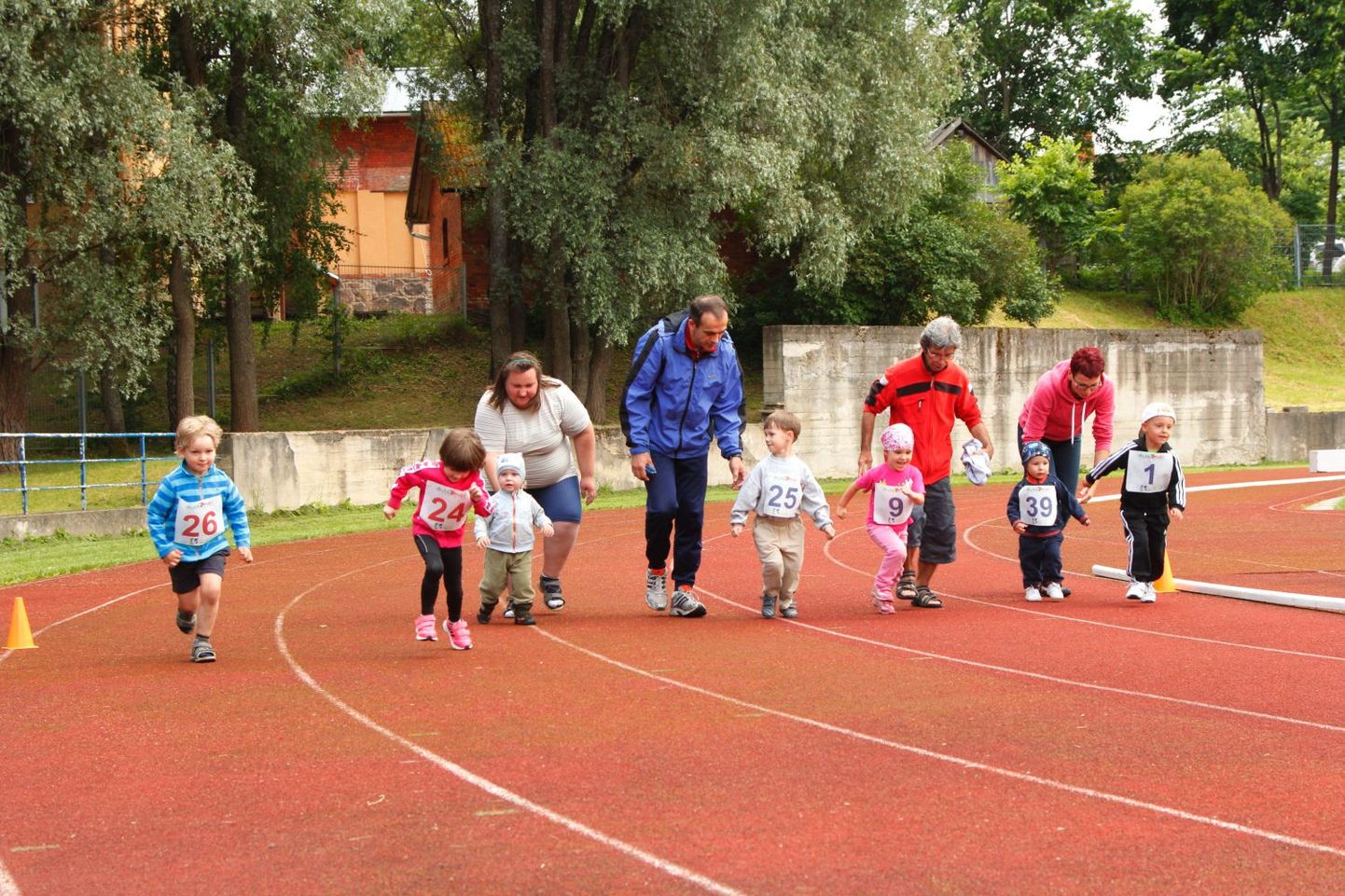 Aastapäeva jooksu avasid kõige pisemad jooksuhuvilised lapsed