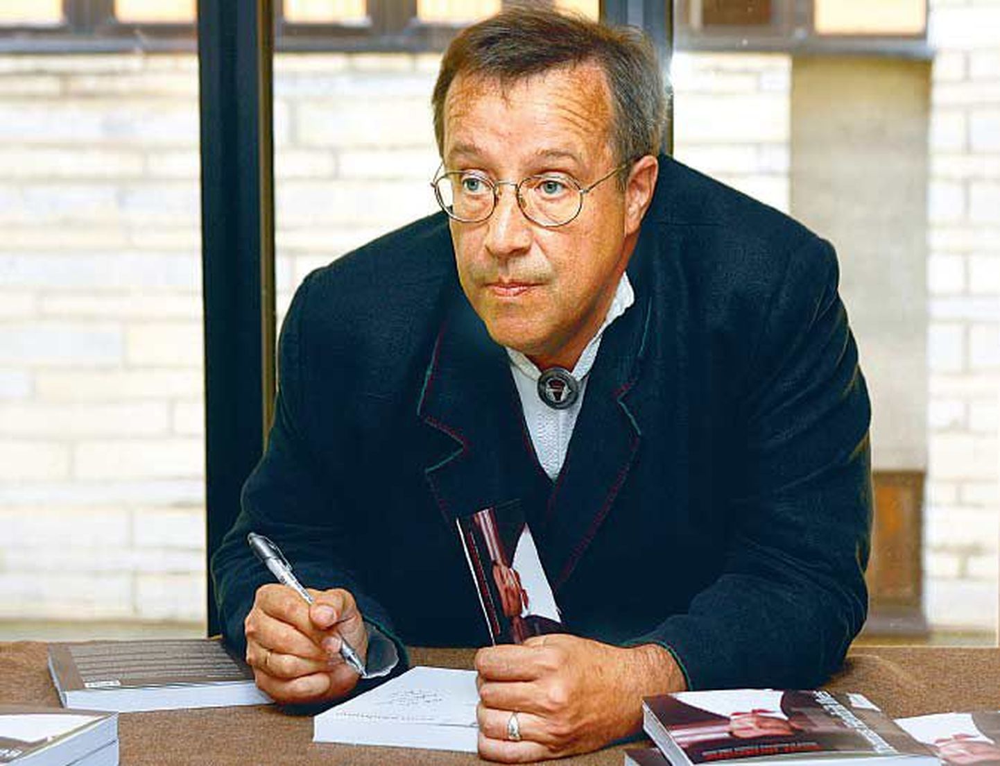 Toomas Hendrik Ilves jagab autogramme raamatu «Eesti jõudmine» esitlusel.