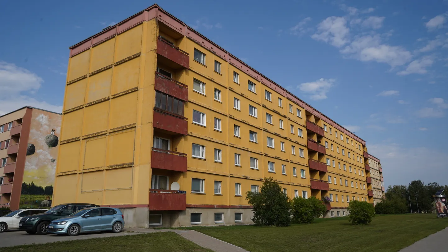 Võrus asuva renoveerimist alustava kortermaja hetkeseis.