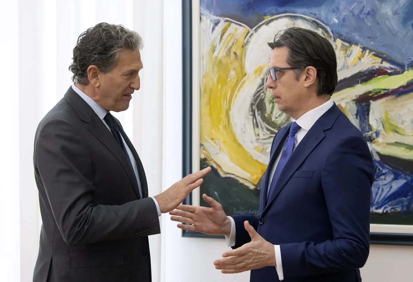 Põhja-Makedoonia president Stevo Pendarovski (paremal) ja USA eriesindaja James Rubin Skopjes 12. aprill 2023.