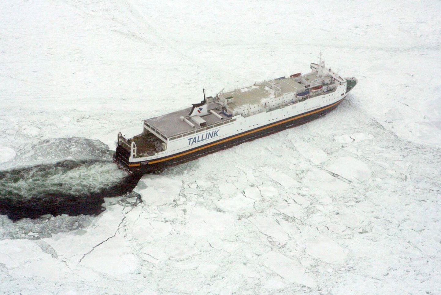 Застрявшее во льдах торговое судно Tallink SeaWind.