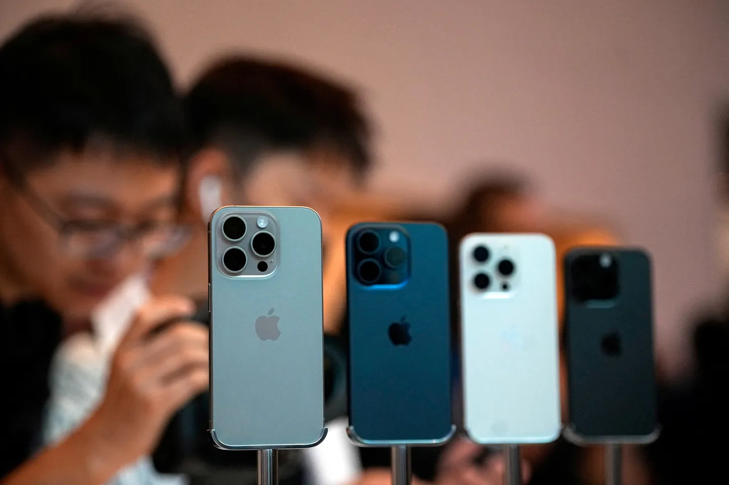 Apple parandas uute iPhone 15 Pro telefonide kuumenemise probleemi ilma seadmeid tagasi kutsumata.