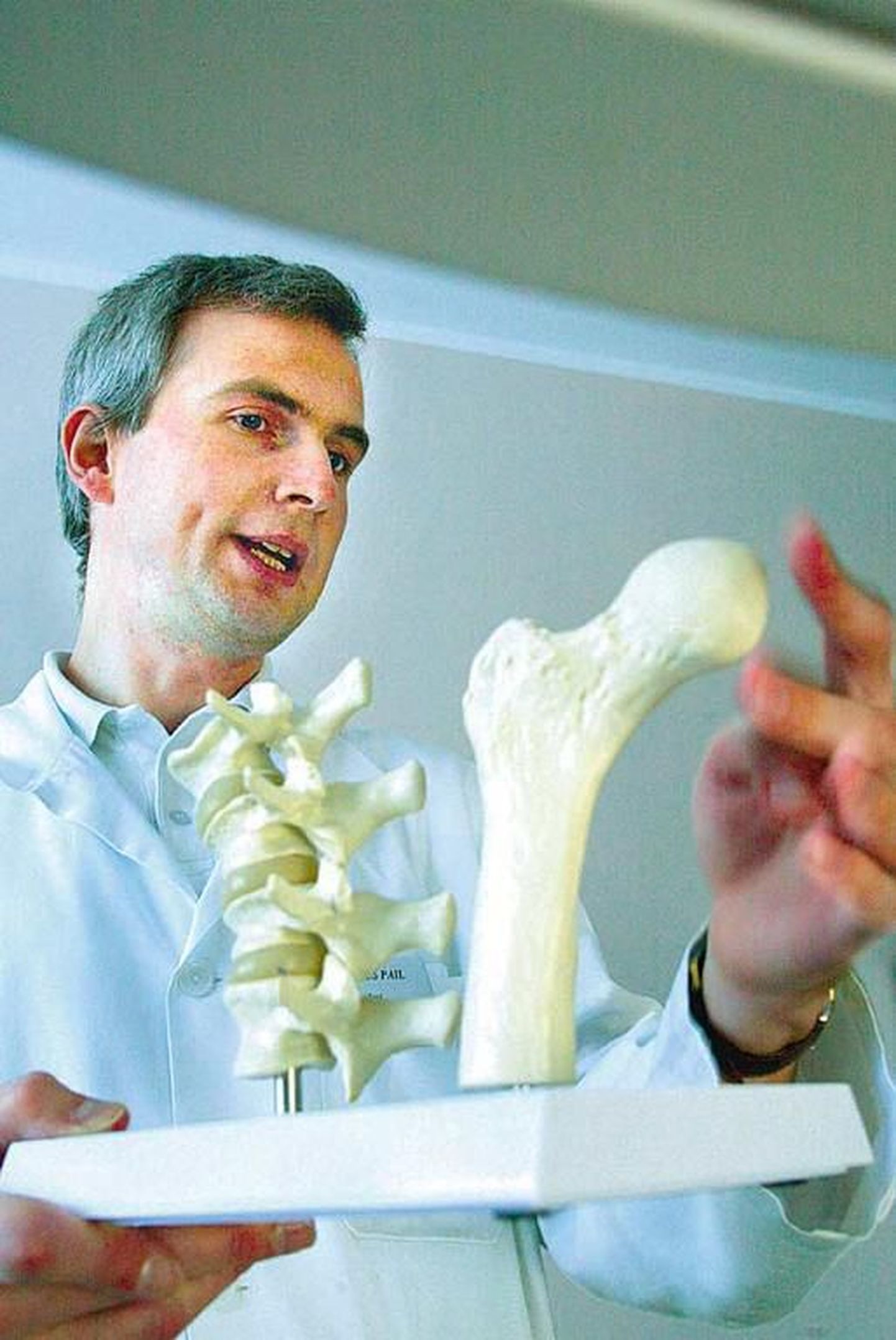 Osteoporoosi puhul on halvim selle hiiliv iseloom, mistõttu saa­vad paljud haigusest teada alles pärast luumurdu. Pildil on Ida-Tallinna keskhaigla reumatoloog margus Pail.