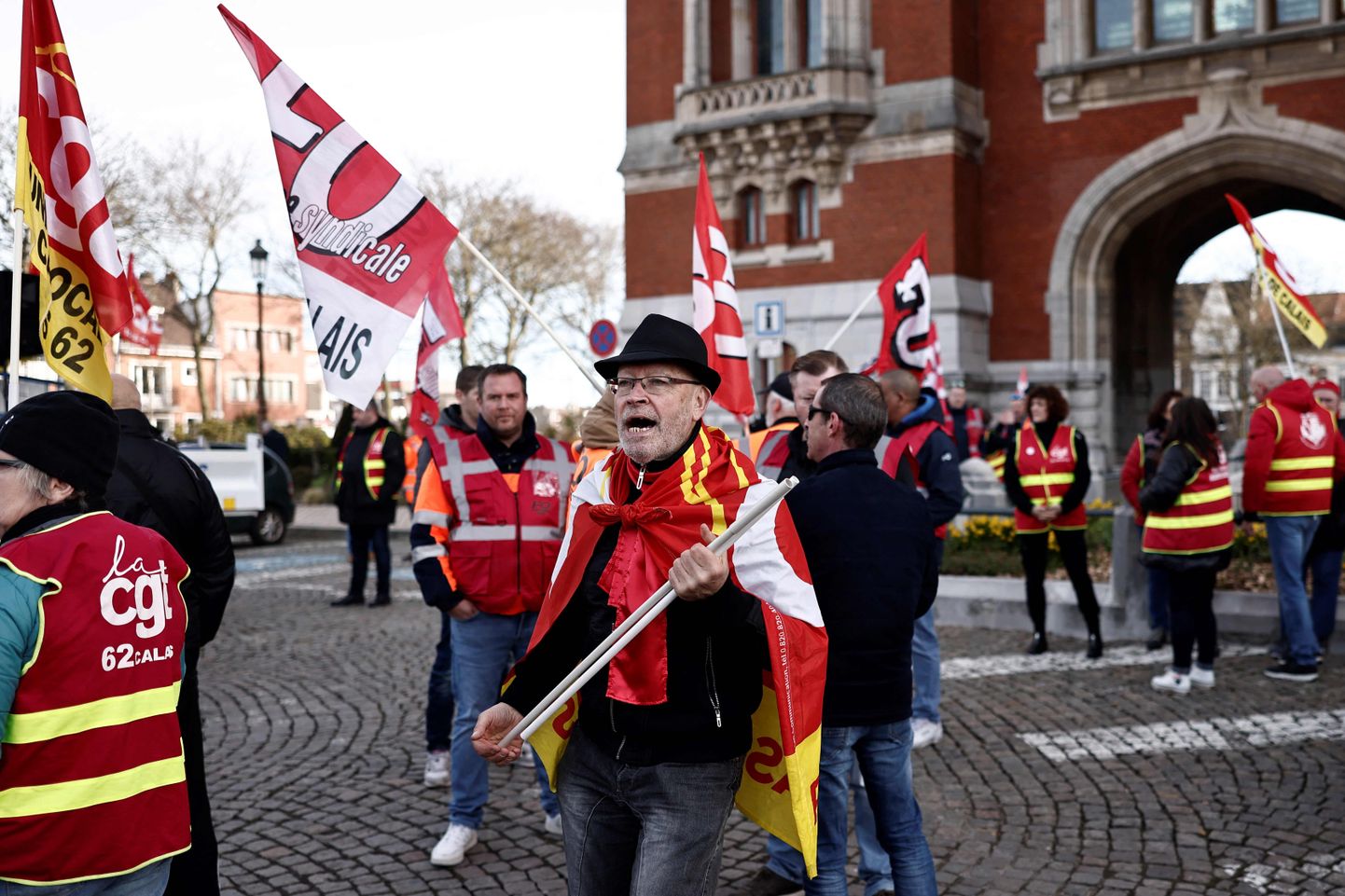 Prantsuse ametiühinguliikmed protesteerimas kavandatava pensionireformi vastu Calais' raekoja ees 15. märtsil 2023.