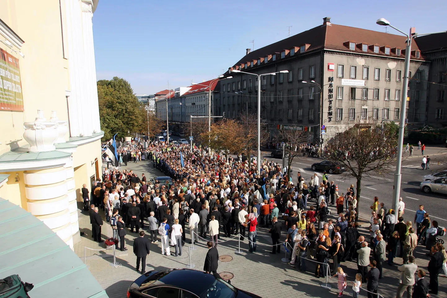 Народ ждет появления президента у театра "Эстония", где заседает коллегия выборщиков.
