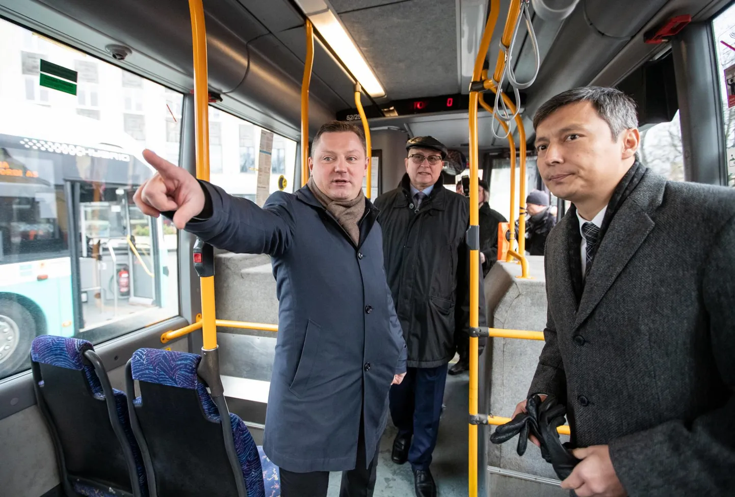 Usaldust kuritarvitanud TLT juht Deniss Boroditš (vasakul), temaga töölepingu sõlminud TLT nõukogu esimees Kalle Klandorf ja linnapea Mihhail Kõlvart.