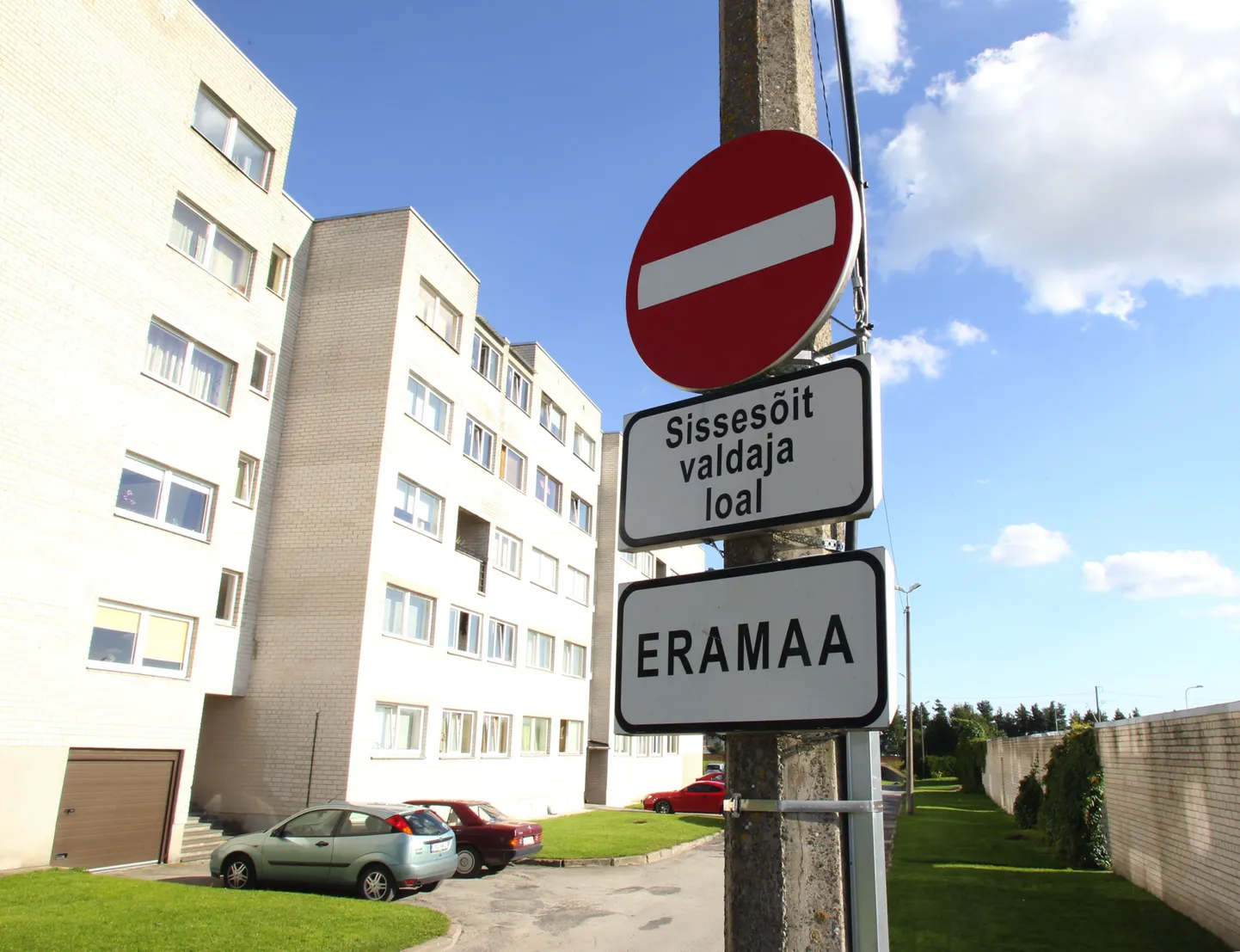 Laagris soovis korteriühistu keelata võõrastel mööda nende teed sõita, tegelikult aga rikuvad maja ette sõitvad elanikud ise liiklusreegleid.